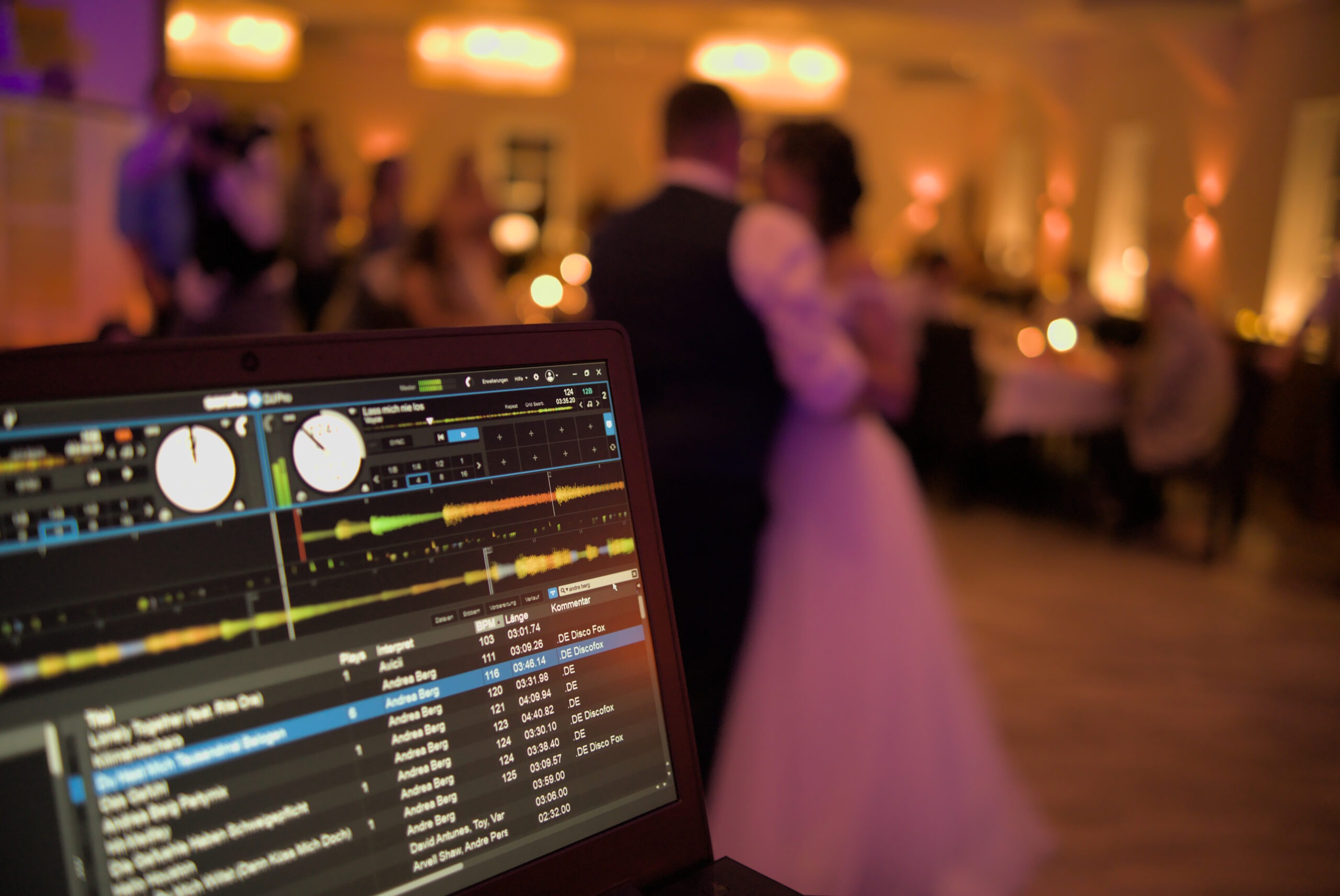 Als Hochzeits-DJ für Marburg sorge ich auch bei eurem Hochzeitstanz für die Perfekte Musik und Lichtstimmung